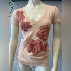 New J.Crew 100% cotton V-neck with silk Floral Appliqué collectors tee size XS